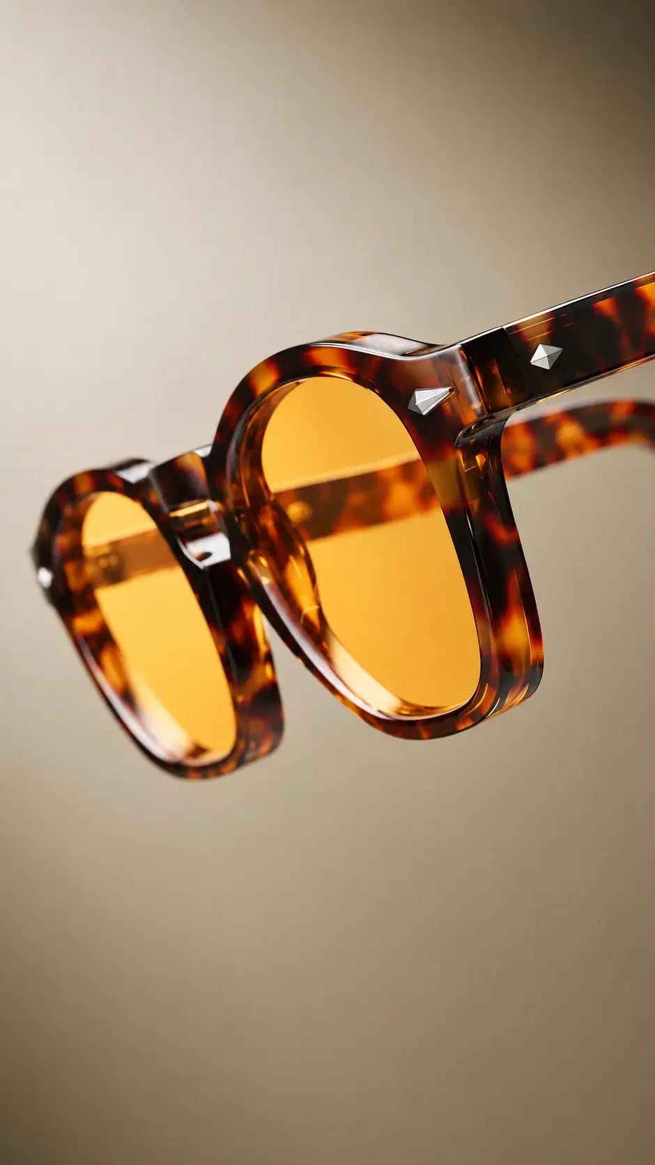 Detalle de montura Soven de carey y lentes ámbar